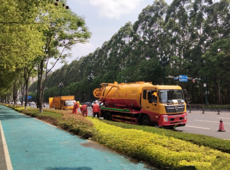 清源水務(wù)公司開(kāi)展清淤排堵工作