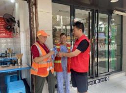 投資公司支部開(kāi)展“夏日送清涼，慰問(wèn)一線環(huán)衛(wèi)工人” 主題黨日活動(dòng)